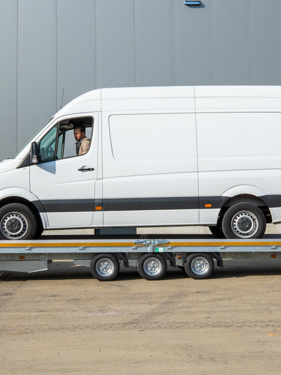 Le camion est doté d'un hayon sur colonne, ce qui permet un chargement des véhicules à plat. Car transporter | Eduard Trailers