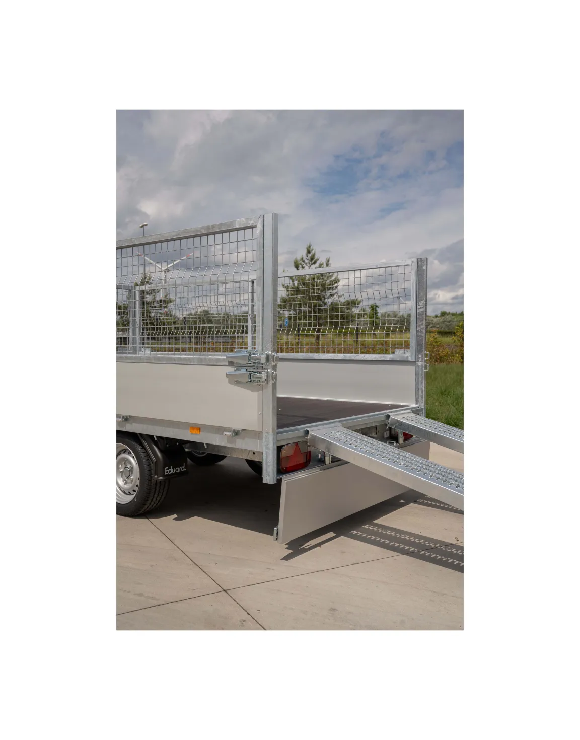 Unbraked double axle with mesh sides